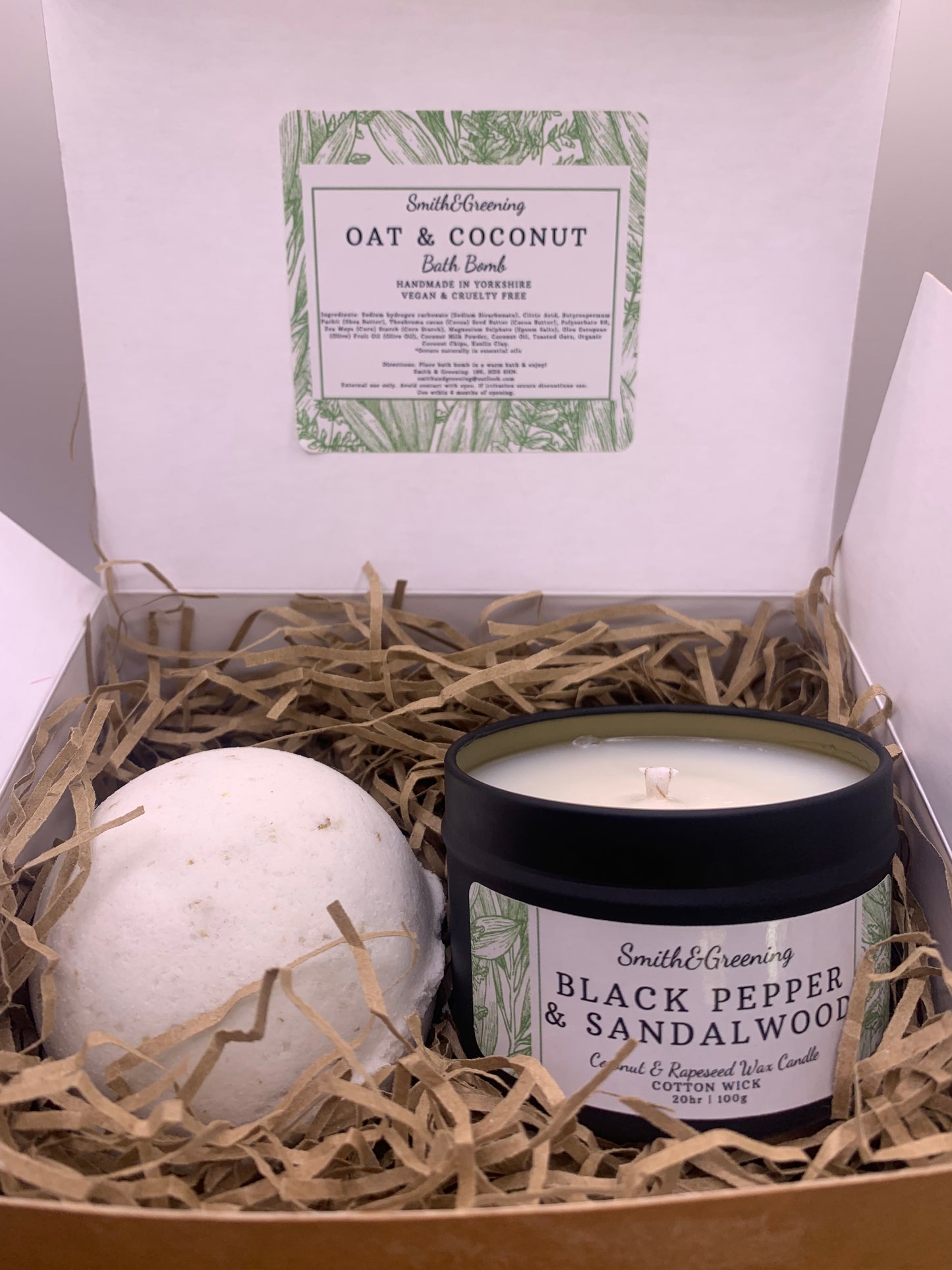 Sensitive Oat and Coconut Candle & Bath Bomb Gift Set